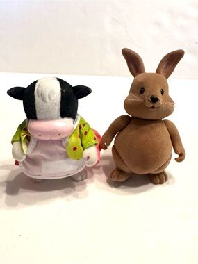Li’l Woodzeez Moosical Moo Jessie Flocked Toy Figure and Cottonball Bunny